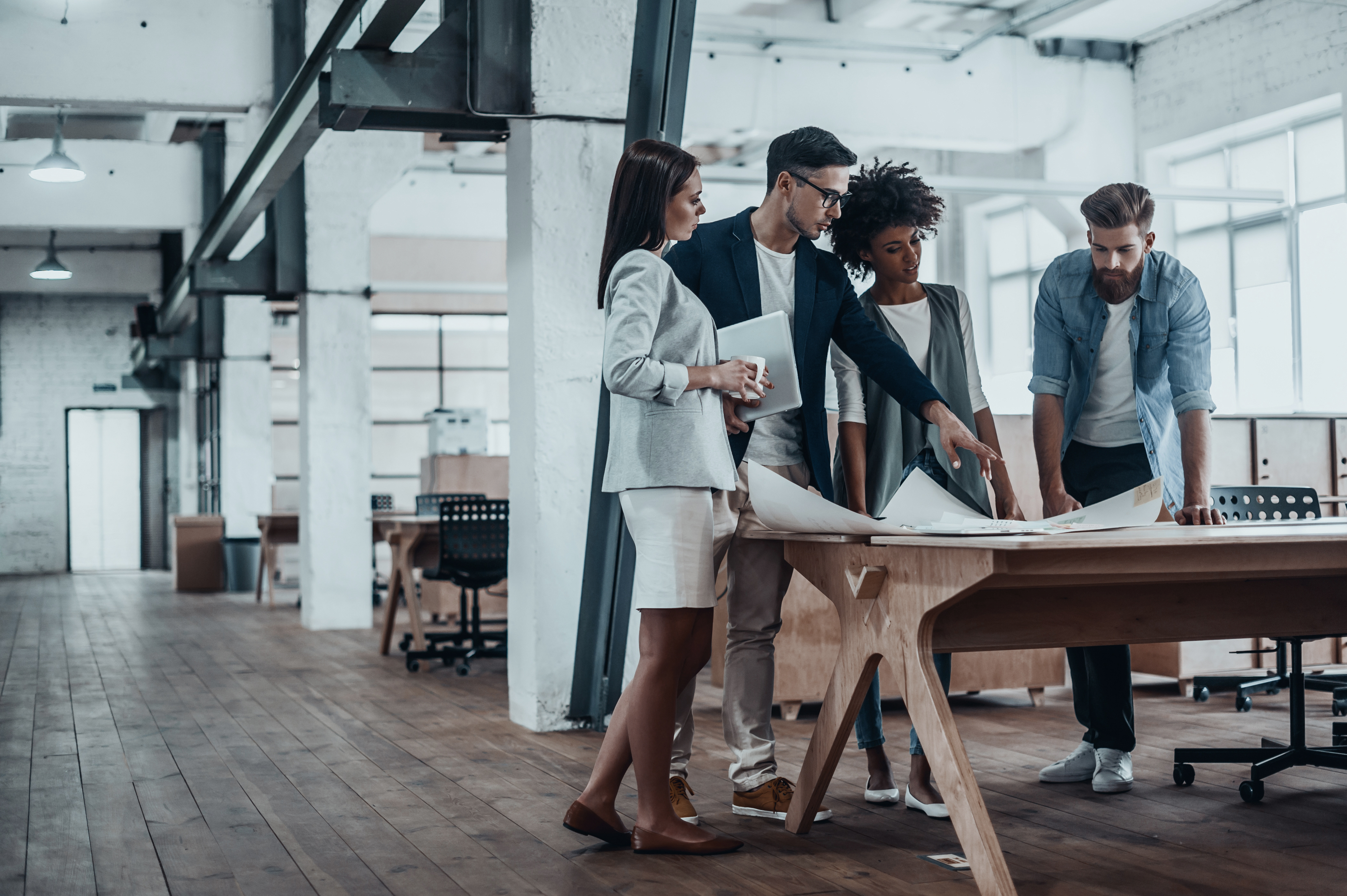 Jovens trabalhando com Design Estratégico
