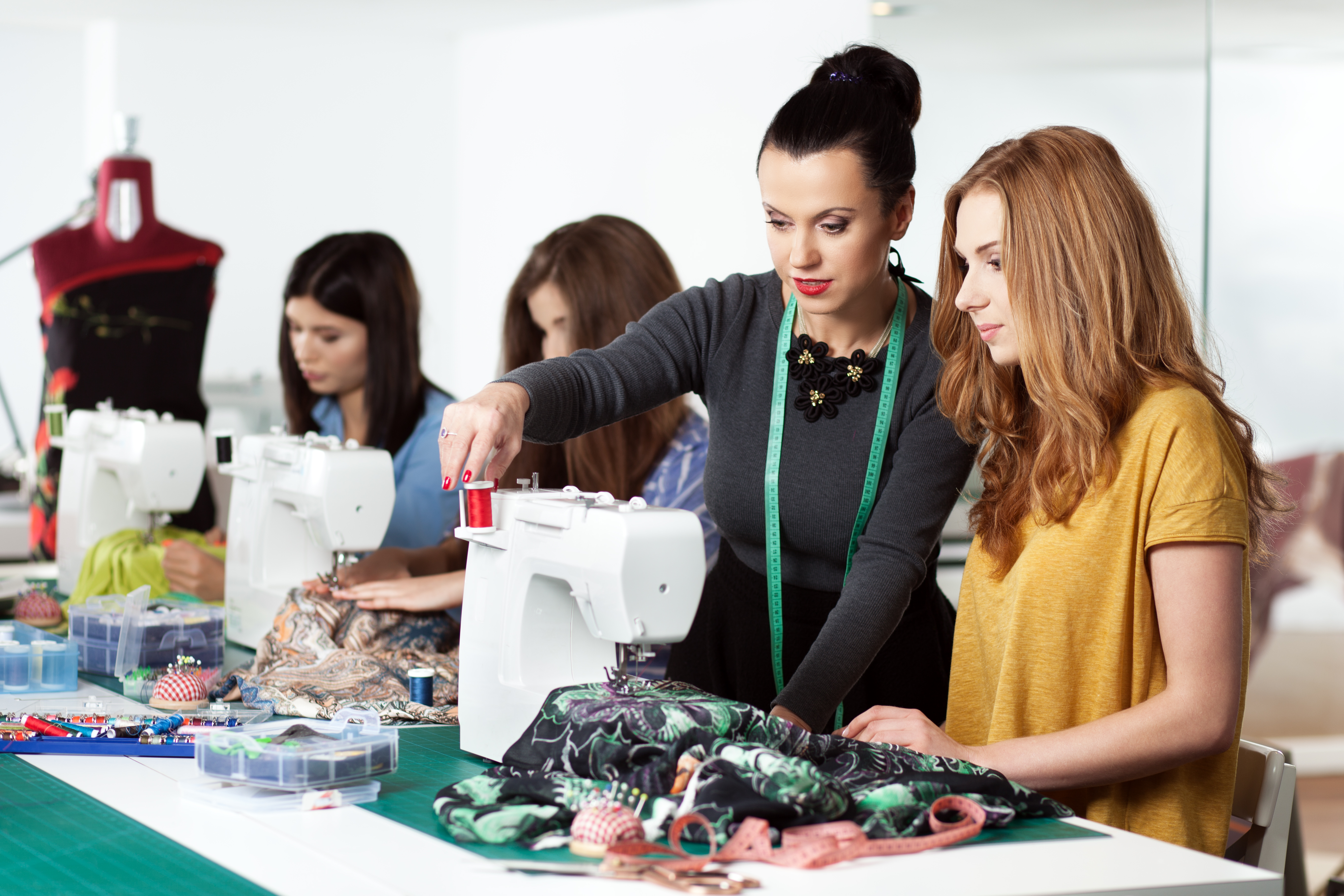 Professora e aluna em curso de moda