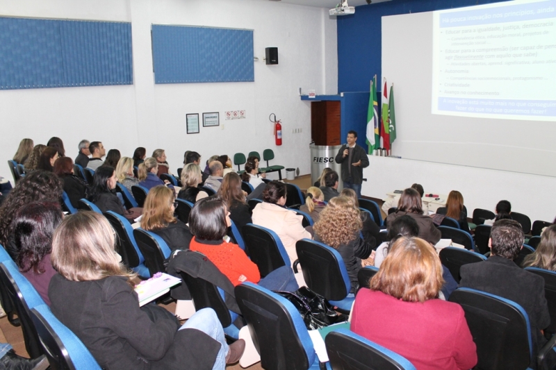 Projeto Inovação na Educação reuniu profissionais das redes municipal e estadual de educação, Senai e Instituto Ayrton Senna em Chapecó (Foto: MB Comunicação)