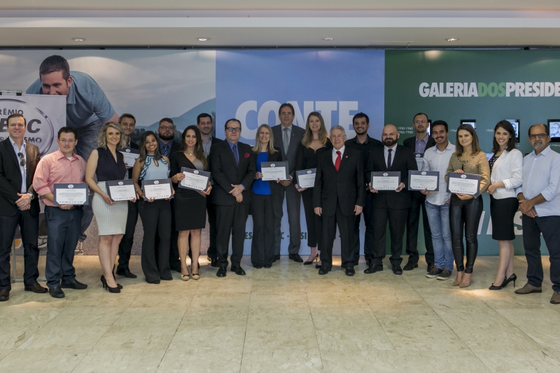 Profissionais que venceram o Prêmio FIESC de Jornalismo foram reconhecidos na reunião de diretoria da entidade (Foto: Fernando Willadino)