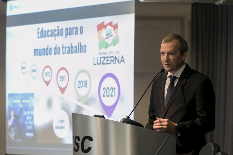 Moisés Diersmann, prefeito de Luzerna, apresentou projeto educacional em reunião de diretoria (foto: Fernando Willadino)