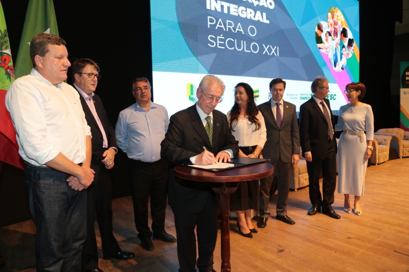 Termo de compromisso assinado durante o evento em Chapecó (Foto: Júnior Duarte)