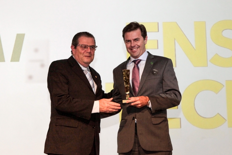 O diretor-técnico do SENAI, Maurício Pauletti (d), recebeu o Troféu Top of Mind das mãos de Eduardo Rodrigues, gerente de vendas da Kia Power Imports (Foto: Heraldo Carnieri)