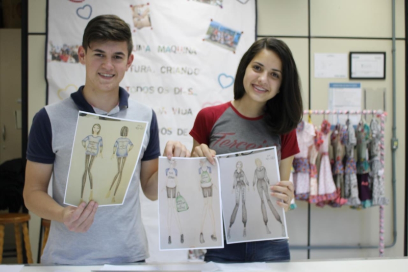 Alunos de Rio do Sul mostram desenhos que prepararam para a produção das confecções