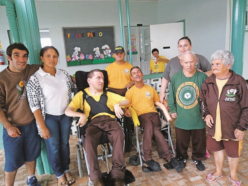 Grupo da Apae Testando adaptação da cadeira de rodas