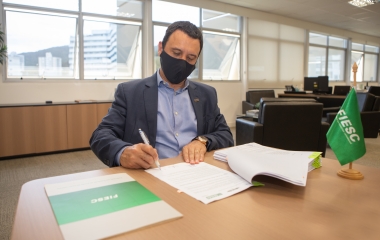 SC firma parceria internacional para formação técnica em manutenção de aeronaves