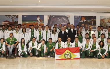 Alunos dos SENAI homenageados pela FIESC, nesta sexta-feira (19), em Florianópolis (foto: José Luiz Somensi)