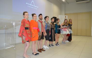 Estudantes realizaram desfiles de moda com conceito de sustentabilidade. Foto: Rúbia Souza