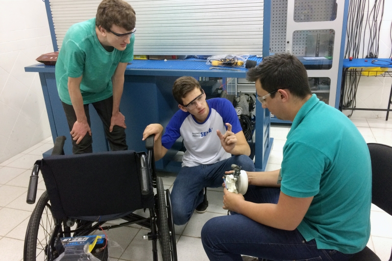 Estudantes do SENAI em Tijucas no desenvolvimento da cadeira de rodas. Foto: Marlon Diogo Pereira