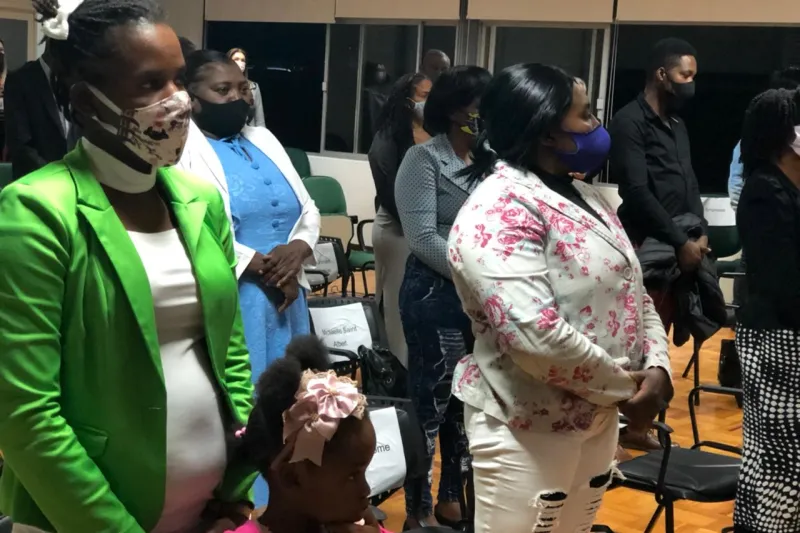 Acompanhados de familiares, formando comemoram a conquista