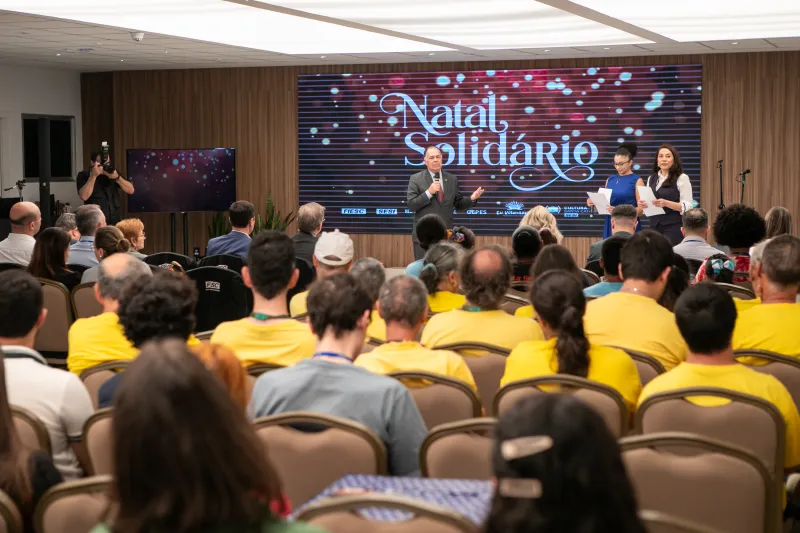 Colaboradores da FIESC doam presentes a crianças e adultos de 7 instituições sociais