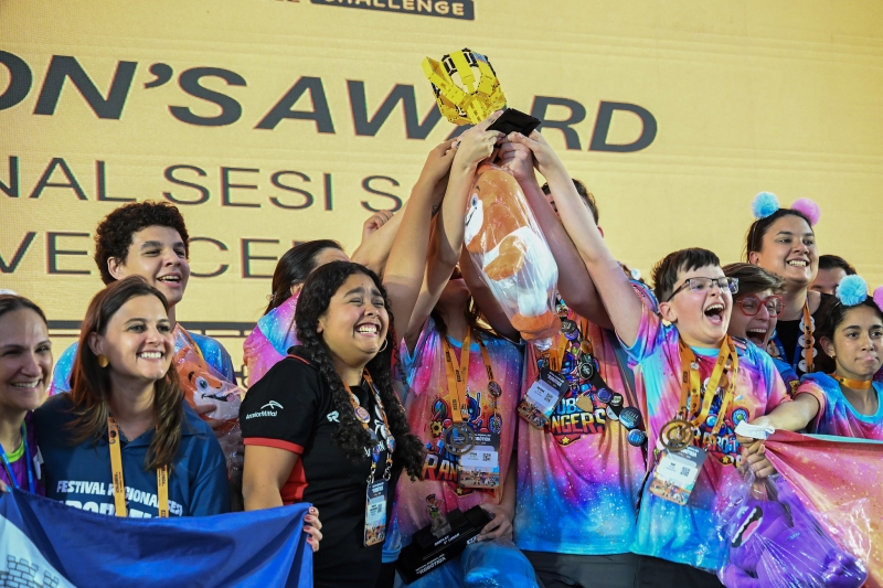 Escolas SESI levam 148 estudantes para representar SC no nacional de robótica