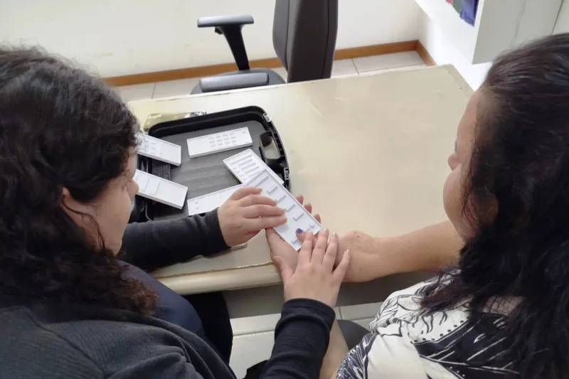 Estudantes da Escola SESI/SC criam telas que ajudam pessoas cegas a usar celular