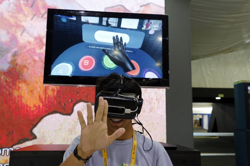 Mostra apresenta ferramentas que aliam tecnologia e aprendizado, como um aparelho de realidade aumentada que permite interação com o usuário (Foto: Ubirajara Machado)
