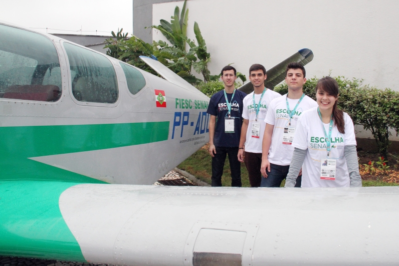 Rodrigo Campos e os competidores da ocupação de mecânica de aviação. Foto: Ivonei Fazzioni