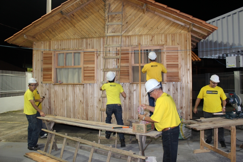 Dezesseis estudantes integraram a turma que construiu as casas de madeira. Foto: Fabiano Bordignon.