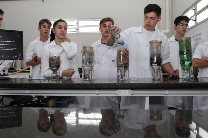 Estudantes do SENAI em São José apresentaram sistemas de filtragem de água. Foto Filipe Scotti