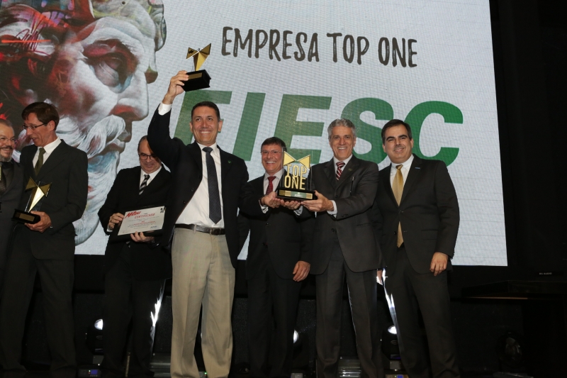 FIESC recebe Troféu Top One como o melhor case de marketing e vendas da edição 2016 do Prêmio (Foto: Renato Gama)