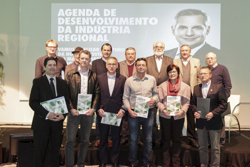  Lideranças de Blumenau e região receberam da FIESC a Agenda de Desenvolvimento da Indústria do Vale do Itajaí (foto: Heraldo Carnieri)