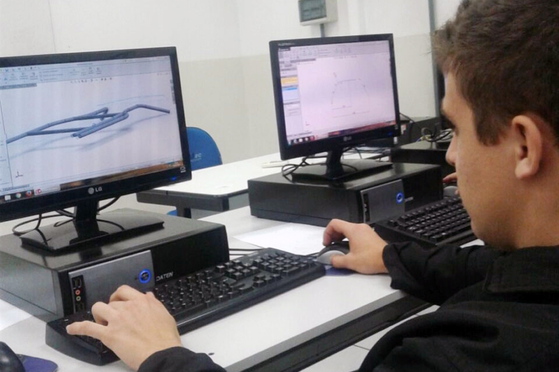 Estudante de Caçador trabalha em desenho mecânico do kart. Foto: Ângela Cardoso